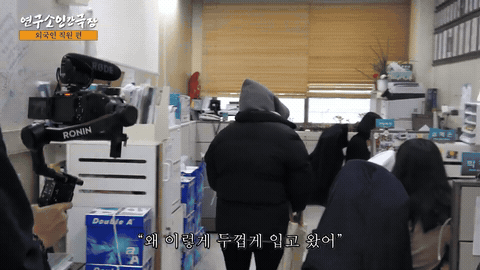 카메라와 장비를 세팅한 실내 촬영 현장