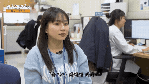 사무 공간에서 인물을 촬영한 장면