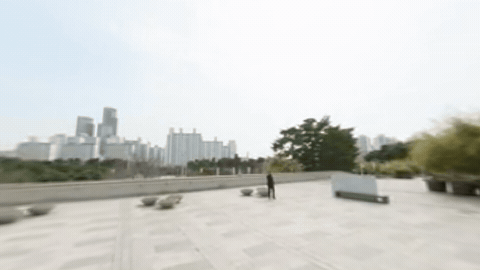 옥상 광장에서 도심 스카이라인까지 한 화면에 담은 장면