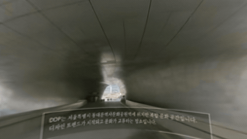 도심 지하 통로를 이동하며 촬영한 장면