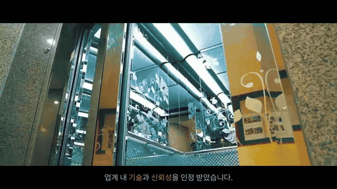 설비가 늘어선 공간을 촬영한 장면