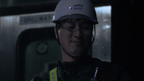 안전모를 쓴 작업자가 설비 앞에 있는 장면