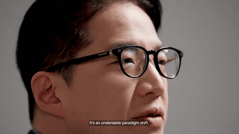 인터뷰 인물의 표정을 담은 클로즈업