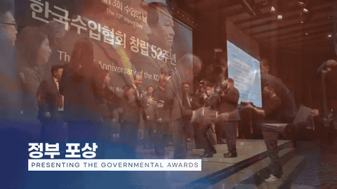 행사장에서 여러 대의 카메라로 시상 장면을 촬영하는 모습