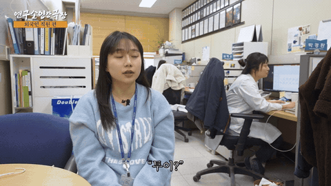 사무 공간에서 인물이 앉아 이야기하는 인터뷰 장면