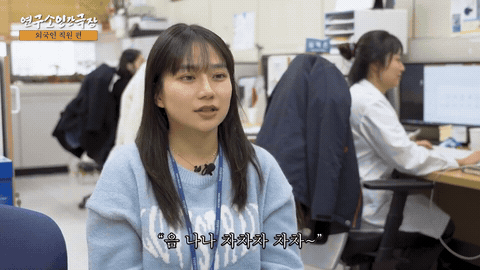 여러 사람이 함께 있는 실내 공간을 촬영한 장면