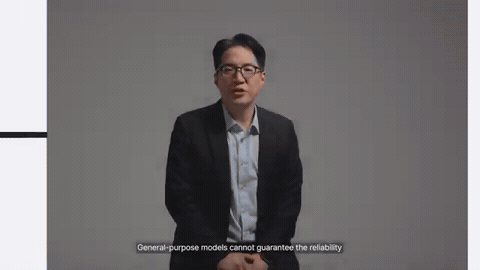 인물 옆으로 서비스 화면이 함께 배치된 장면