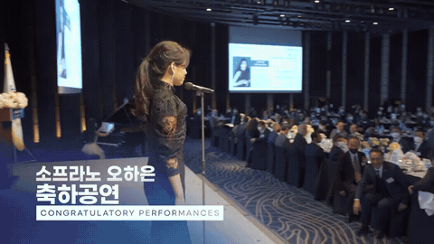 무대 위 공연자와 객석이 함께 들어온 장면