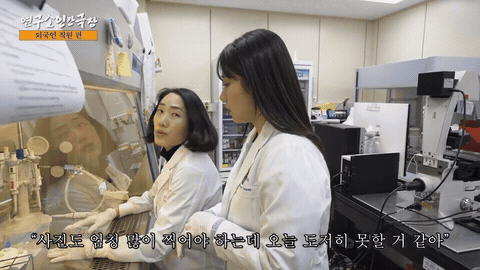 현장에서 두 사람이 이야기를 나누는 장면