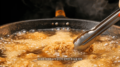 끓는 기름에서 집게로 튀김을 건져 올리는 컷과 결이 드러난 닭가슴살 클로즈업을 지나, 농부와 연구원과 방열복 입은 사람 셋이 밭에 나란히 서는 마지막 컷