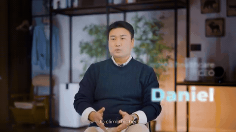 이름 자막을 넣은 인터뷰 예시
