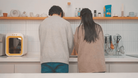 주방 장면에서 아기 클로즈업으로 넘어가며 영문 기능 라벨이 뜨는 해외홍보영상