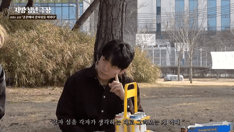 지역 청년이 나무 아래에서 자기 이야기를 풀어 가는 웹예능 시리즈의 한 장면, 좌상단에 시리즈 이름이 고정돼 있다
