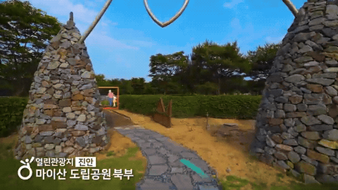 공원 산책로 실사 위에 일러스트 인물과 사각 프레임 그래픽이 겹쳐지는 장면