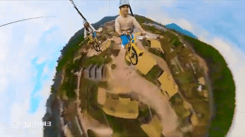 360도 카메라로 찍어 작은 행성처럼 보이게 만든 자전거 라이더 장면
