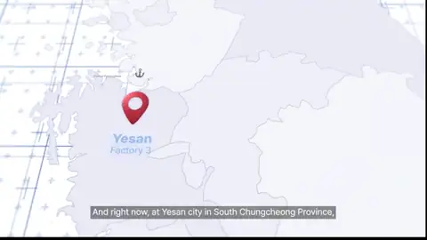 한반도 지도 위에 공장 위치를 알리는 빨간 핀들이 찍히고 아래에 영문 자막이 붙는 모션 장면