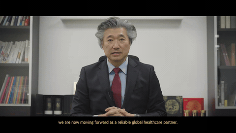 책장 앞에서 정장 차림 대표가 정면을 보고 말하는 인터뷰 컷, 하단에 영문 자막